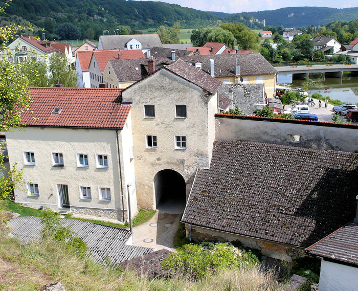 Blick auf Vorburgtor und Altmühltal