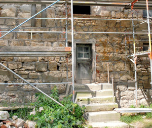 Ringmauer mit romanischem Fenster