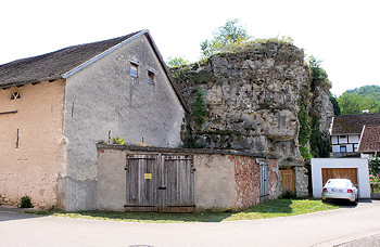 Lagergeb&auml;ude und Burgfelsen (zum Vergr&ouml;&szlig;ern anklicken!)