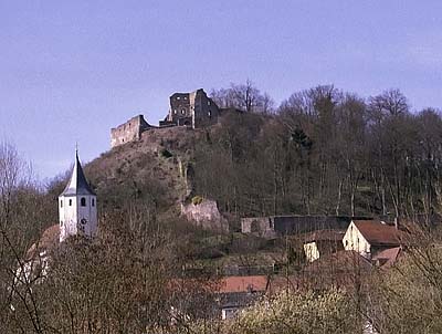 Haupt- und Vorburg vom Ort aus gesehen (zum Vergrößern anklicken!)