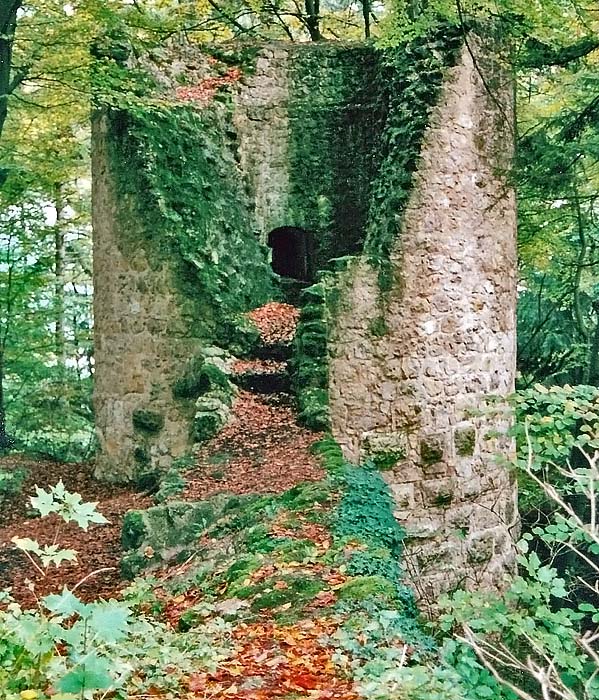 Südlicher Mauerturm mit Ringmauerresten