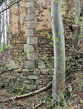 Mauersockel des Bergfrieds