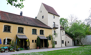 Burghof, zum Vergr&ouml;&szlig;ern anklicken!