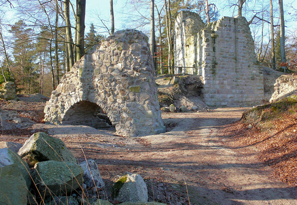 Bergfried und Gebäude.