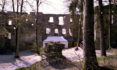 Wohngebäude mit Mauerrest des Bergfrieds