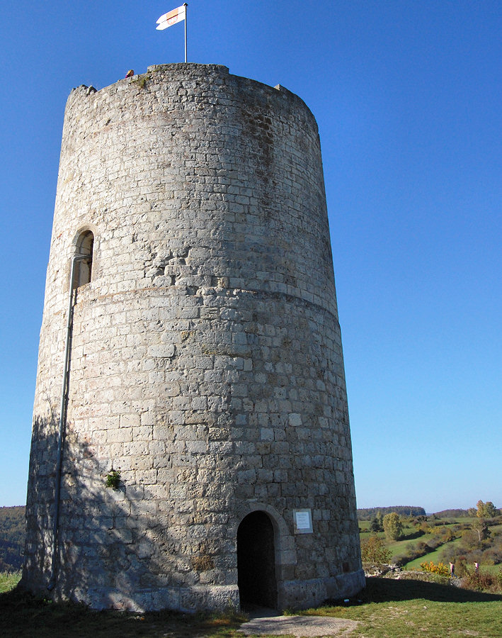 Die Burgruine &uuml;ber dem Ort
