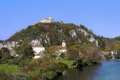 Die Burgruine über dem Ort (zum Vergrößern anklicken!)