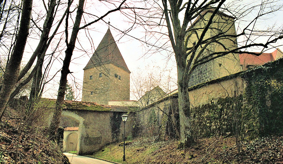 Zugang durch den Burggraben