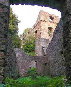 Blick durch den Zwinger auf den Wohnturm