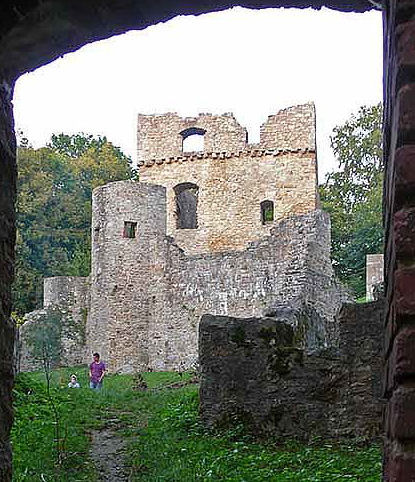 Blick durch den Zwinger auf den Wohnturm
