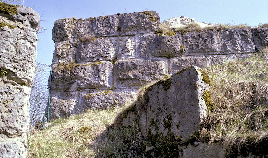 Die mächtigen Quader des Bergfriedes