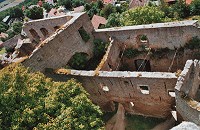 Blick vom Bergfried auf Palas und Dürnitz