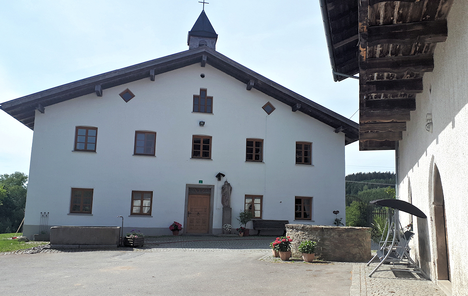 Hofgeb&auml;ude und Burgbrunnen