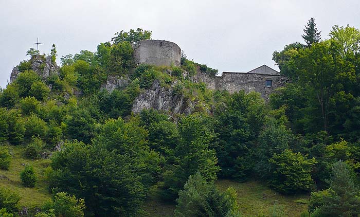 Burgruine vom Ort gesehen