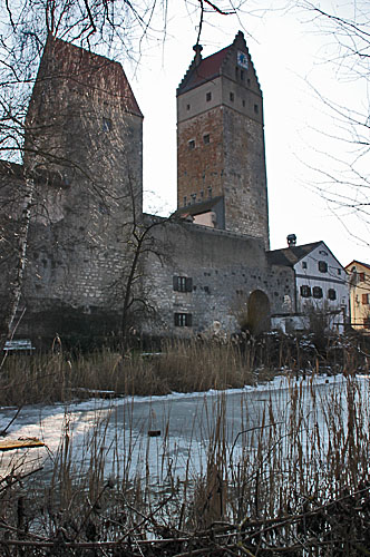 Gefrorener Wassergraben