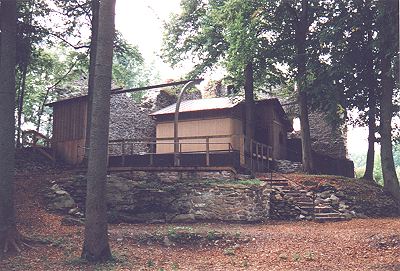 Palas mit Theatergebäuden