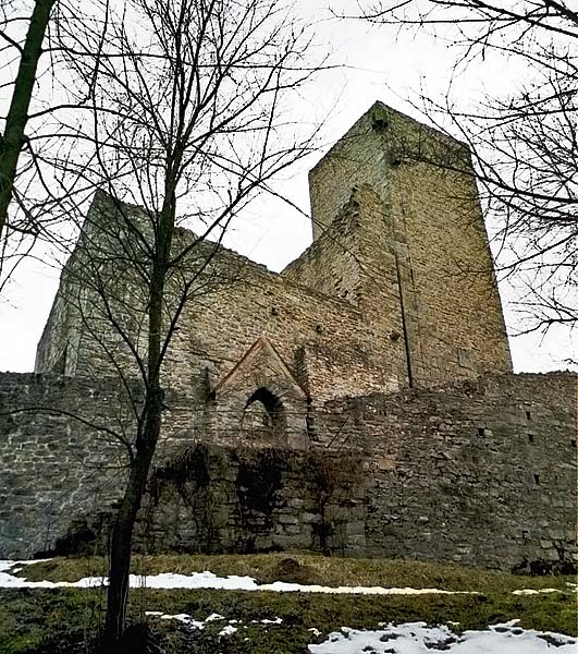Tor zur Kernburg, Kasten, Bergfried