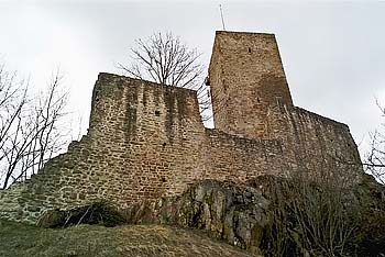 Schildmauer und Bergfried von Süden (zum Vergrößern anklicken!)