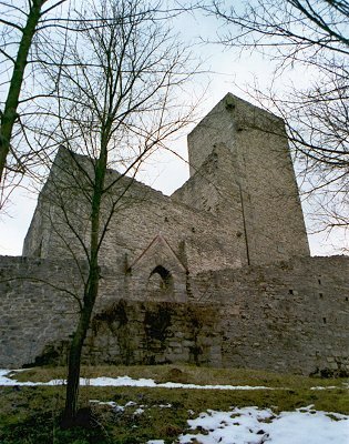 Tor zur Kernburg, Kasten, Bergfried