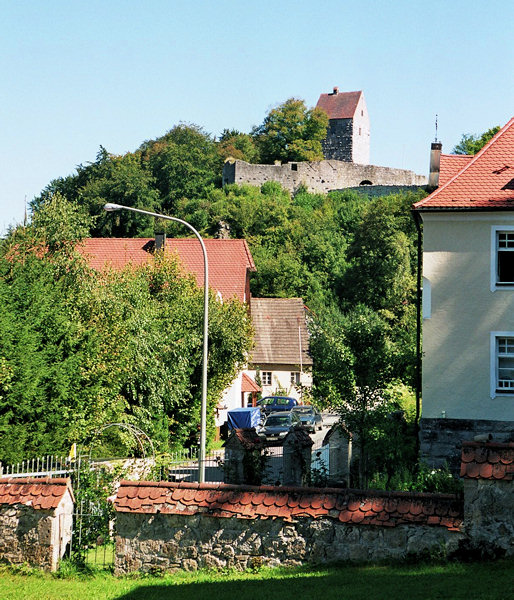 Ruine über dem Dorf