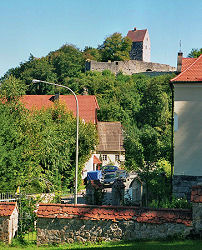 Ruine &uuml;ber dem Dorf