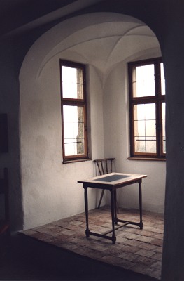 Blick in einen Schreiberker des Torbaus