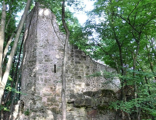 Schildmauer mit Eckturm