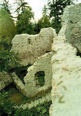 Vorbau der Kernburg und Treppe zum Eingang 