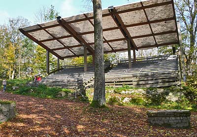 Tribüne mit Brunnen