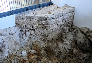Ecke des ausgegrabenen Bergfrieds (zum Vergr&ouml;&szlig;ern anklicken!