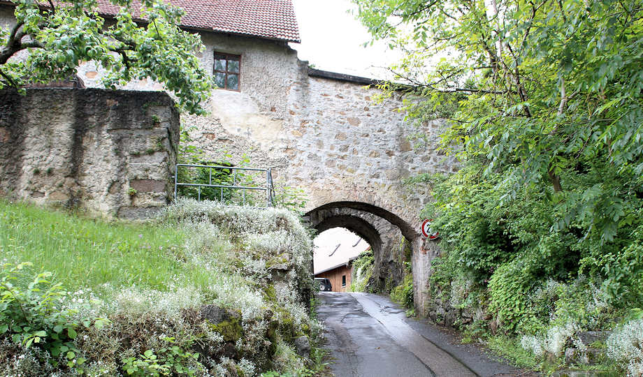 Tor und Auffahrt zur Vorburg