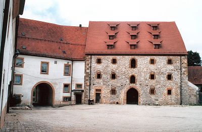 Burghof: Torbau und Zehentstadel