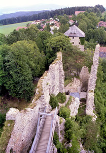 Blick vom Bergfried auf das Fressende Haus (zum Vergr&ouml;&szlig;ern anklicken!)