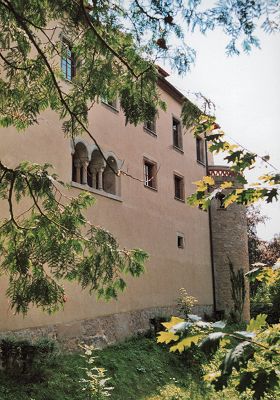 Nordwestseite mit neuromanischem Fenster