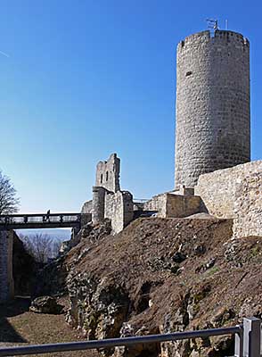 Burggraben, Bergfried (zum Vergrößern anklicken!)