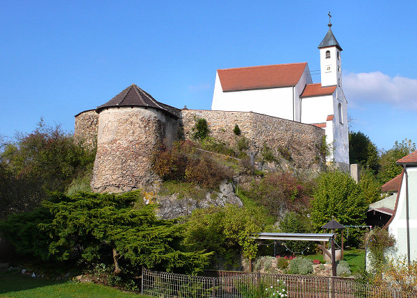 Tor und Kapelle