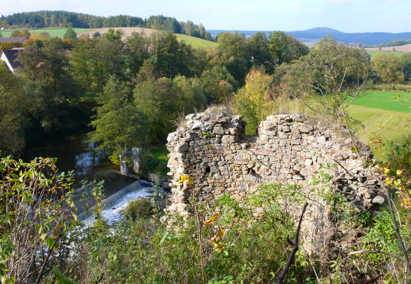 Ruine über dem Dorf