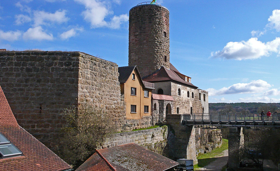 Front und Graben der Burgruine