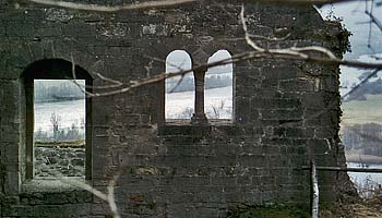 Blick auf die Donau durch ein romisches Fenster (zum Vergrößern anklicken!)