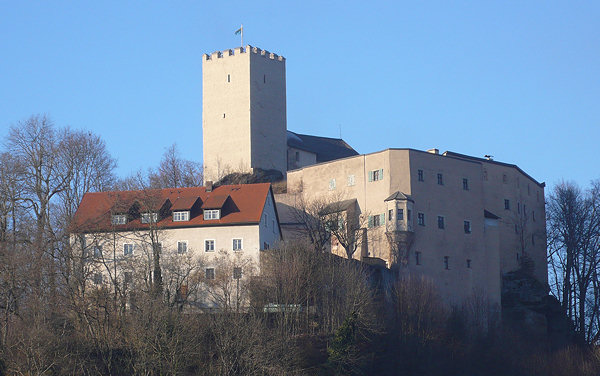 Kernburg: Bergfried und Wehrbau aus der Gründungszeit