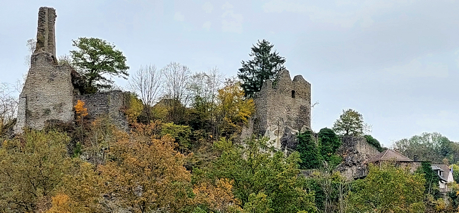 Kernburg mit Bergfriedecke