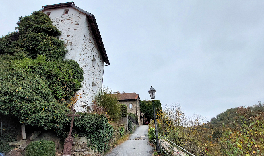 Turm der Vorburg und Weg zum ersten Tor